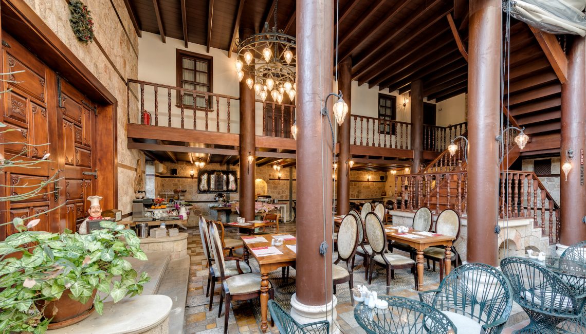 Otel Girişi