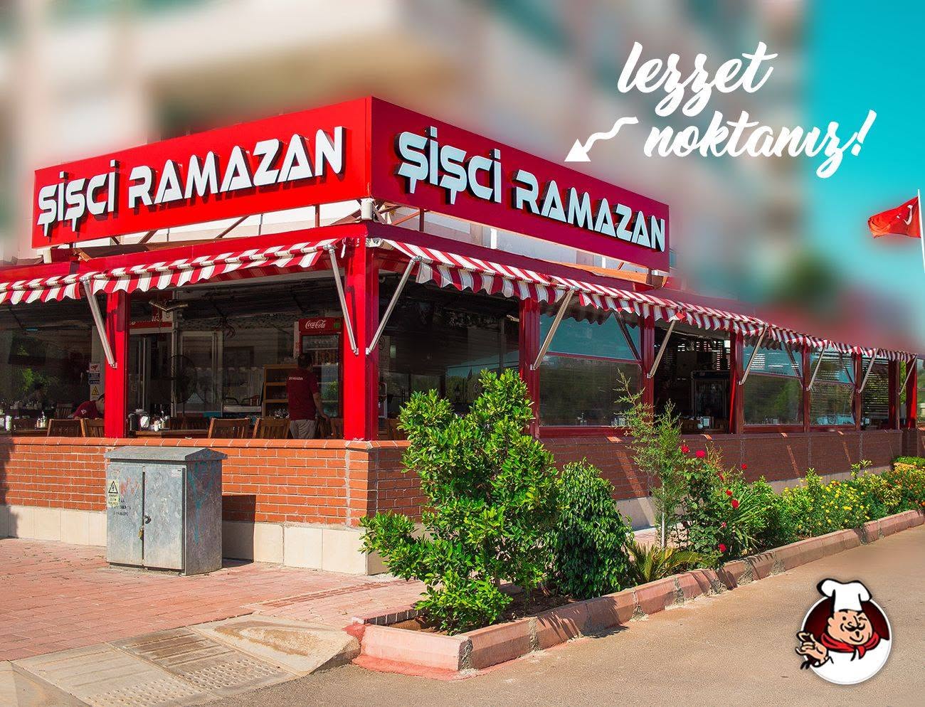 Şişçi Ramazan restoranının kırmızı tabelalı dış cephesi, çizgili tenteler, cam bölmeli salon ve önündeki yeşil bitkiler